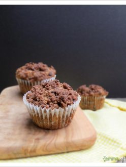 Vegan Banana Chocolate Chip Muffins with Cinnamon Crumble | EmmaEats